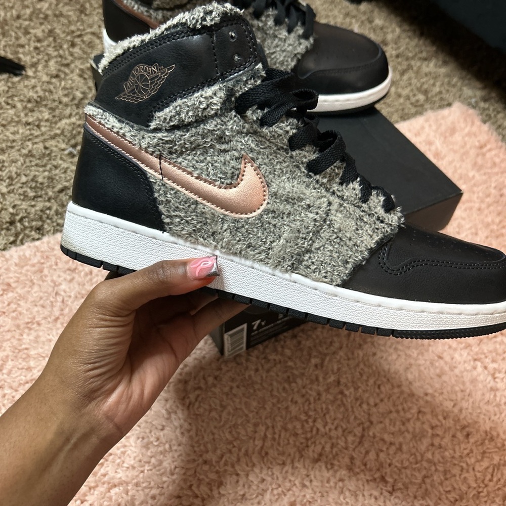 Air Jordan 1 retro high Fleece Black Metallic Red Bronze (GS) size 7. Looks new